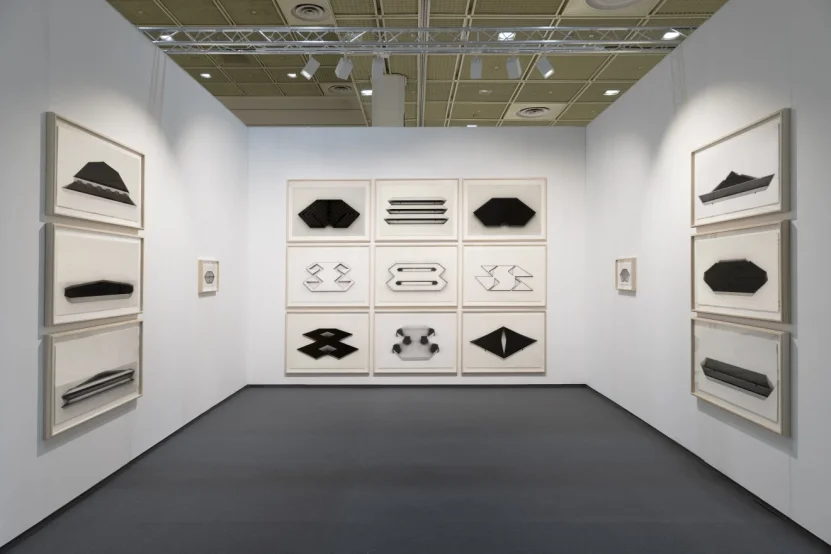 frieze_seoul._2022_1401_._ali_beheshti._dastan_gallery._art_fair._installation_view._lowres._01._65a0248_copy_.webp