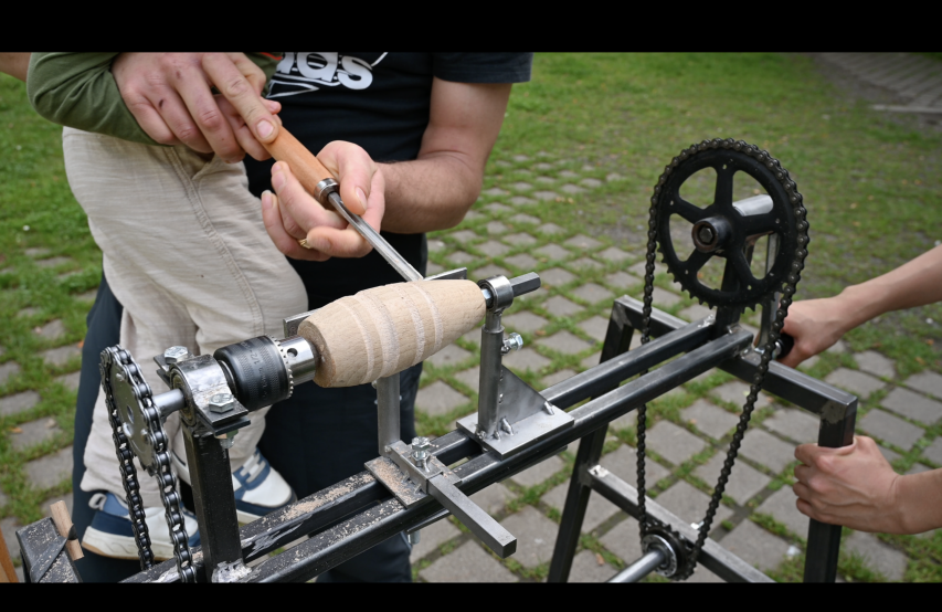 Image extraite d’une vidéo tournée lors d’un atelier nomade avec la machine révolutive