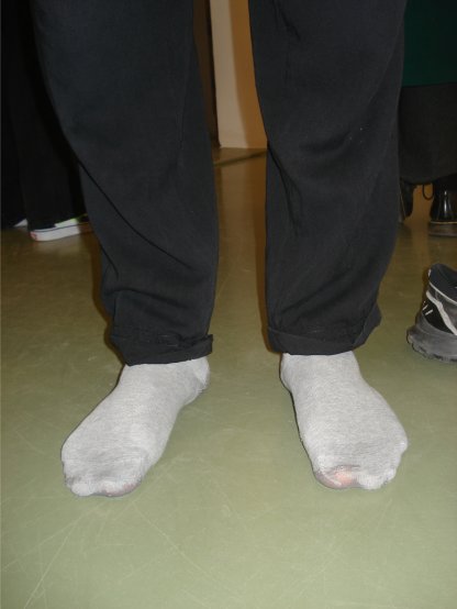 Chaussures d'un visiteur présent au vernissage de l'exposition SuperBal au centre d'art Madeleine Lambert