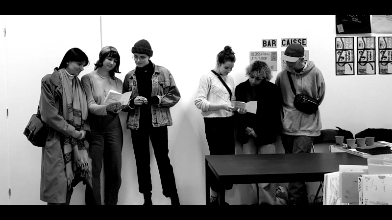 Lecture collective de notre fanzine adelphité pendant Super Bouquin à la galerie Kommet, Lyon, avril 2022